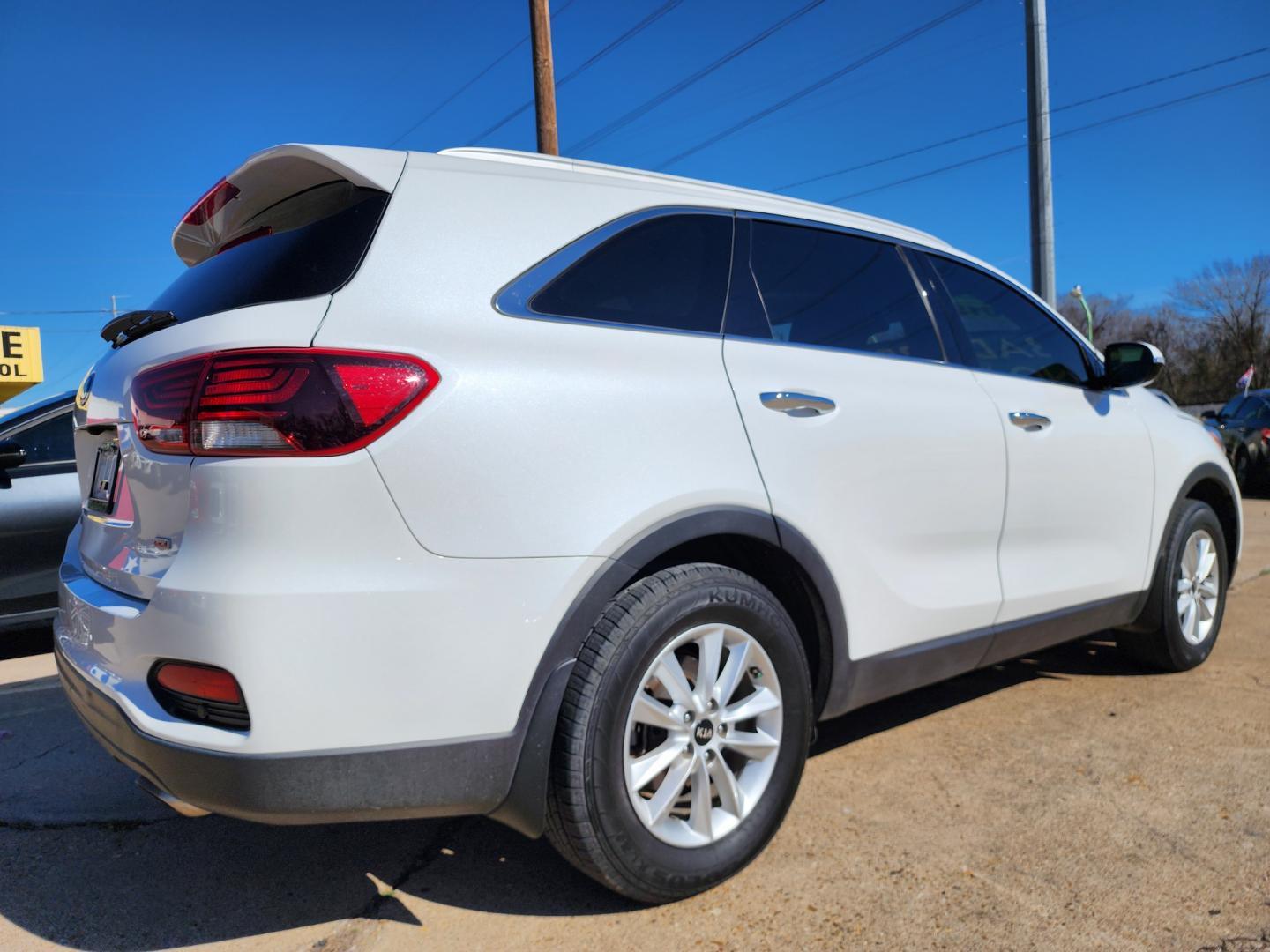 2019 DIAMOND WHITE Kia Sorento LX (5XYPG4A32KG) , AUTO transmission, located at 2660 S.Garland Avenue, Garland, TX, 75041, (469) 298-3118, 32.885551, -96.655602 - Welcome to DallasAutos4Less, one of the Premier BUY HERE PAY HERE Dealers in the North Dallas Area. We specialize in financing to people with NO CREDIT or BAD CREDIT. We need proof of income, proof of residence, and a ID. Come buy your new car from us today!! This is a LIKE BRAND NEW 2019 KIA SOR - Photo#3